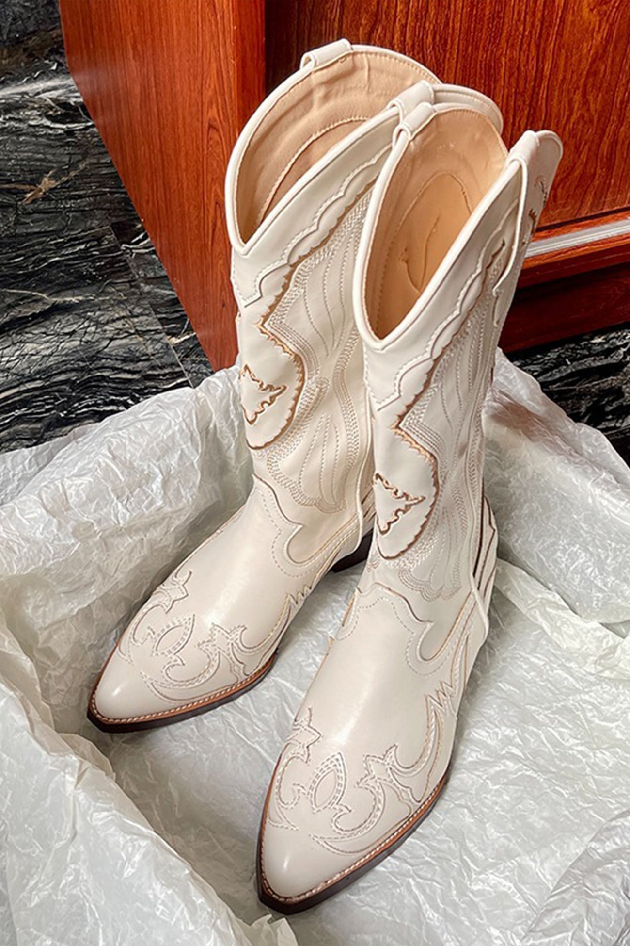 New Fashion Spring Outfit White Embroidery Pointed Western Cowboy Boots