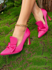 Flach geschnittene Pumps mit Schleife, spitzer Zehenpartie und geteiltem Schaft 