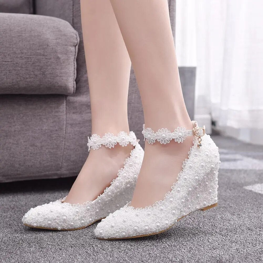 Crystal Queen White Wedges Wedding Pumps Sweet White Flower Lace Pearl Platform Pump Shoes Classic Bride Dress High Heeled Lady