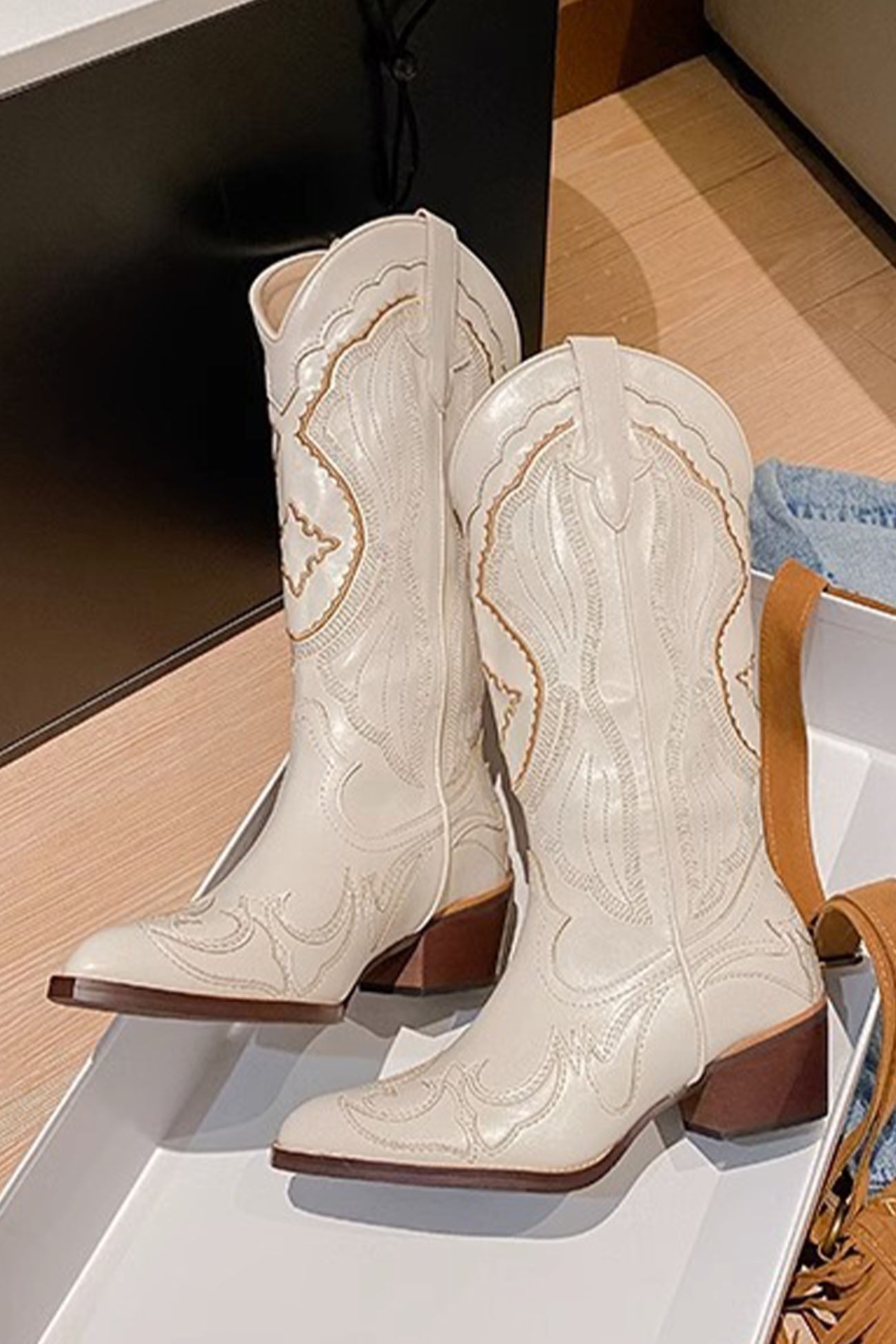 New Fashion Spring Outfit White Embroidery Pointed Western Cowboy Boots