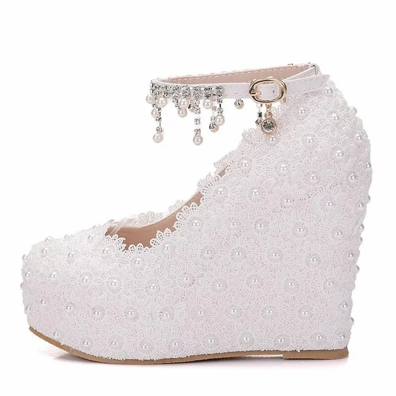 Crystal Queen White Wedges Wedding Pumps Sweet White Flower Lace Pearl Platform Pump Shoes Classic Bride Dress High Heeled Lady