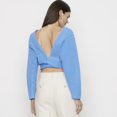 Eleganter blauer Brioche-Strickpullover mit tiefem Ausschnitt und offenem Rücken, langen Ärmeln zum Selbstbinden